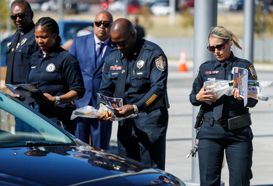 <strong>Memphis police officers give away steering wheel locks on Wednesday at the Austin Peay Station.</strong> (Mark Weber/The Daily Memphian)