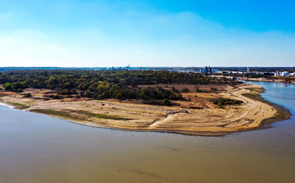 <strong>A sandbar, previously underwater, juts out into the Mississippi River south of Downtown.</strong> (Patrick Lantrip/Daily Memphian)