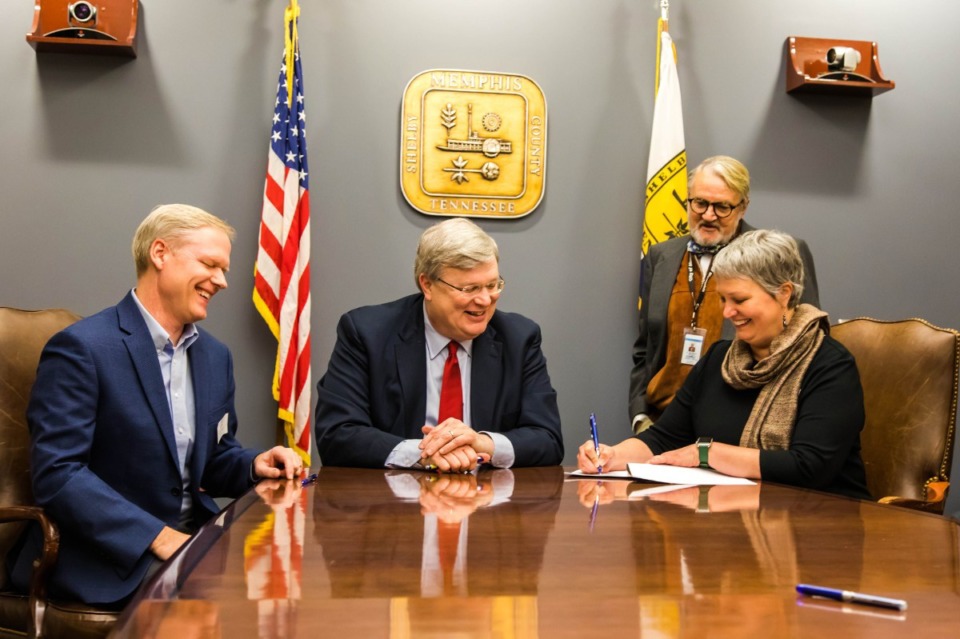 <strong>Memphis Zoo CEO Matt Thompson&nbsp; (left) met with representatives from the Overton Park Conservancy and City of Memphis Monday, Nov. 21, to sign a memorandum of understanding regarding a new parking plan for the zoo. </strong>(Submitted)