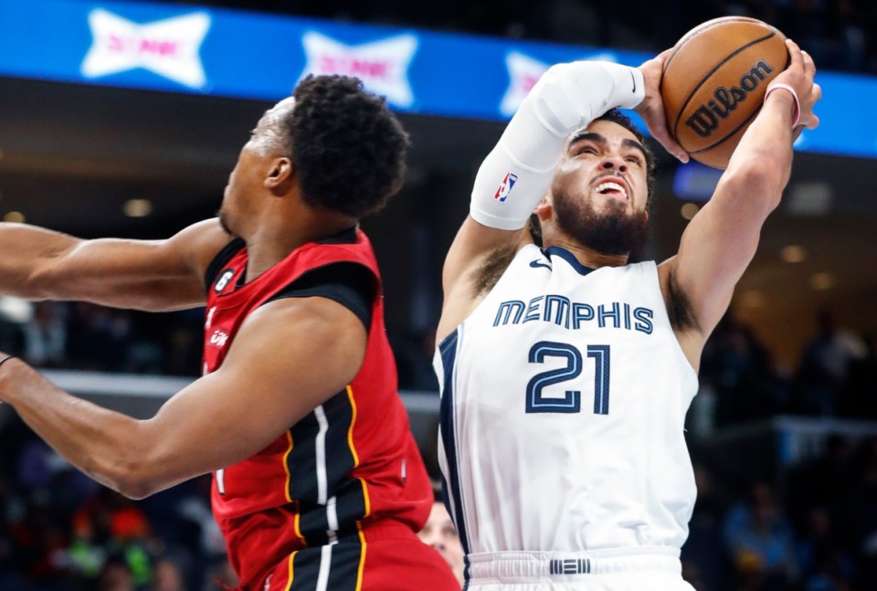 <strong>Memphis Grizzlies guard Tyus Jones (right) drives to the rim against the Miami Heat on Monday, Dec. 5, 2022. He finished with 28 points and dished 10 assists.</strong>&nbsp;(Mark Weber/The Daily Memphian)