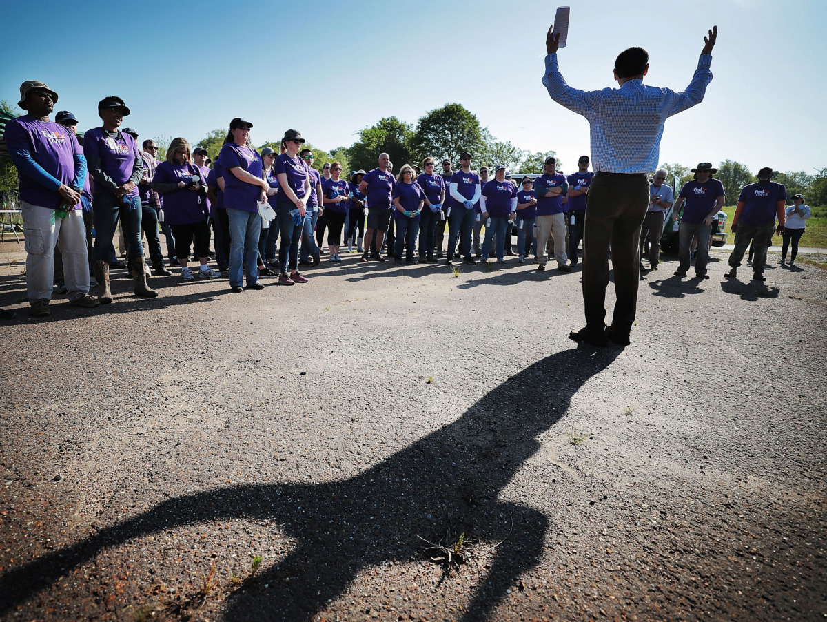 <strong>Keith Cole, executive director of the Wolf River Conservancy, talks with a crowd of FedEx volunteers before they start to work cleaning up a new section of the Wolf River Greenway in Raleigh on April 24, 2019, in preparation for a grand opening Saturday.</strong> (Jim Weber/Daily Memphian)