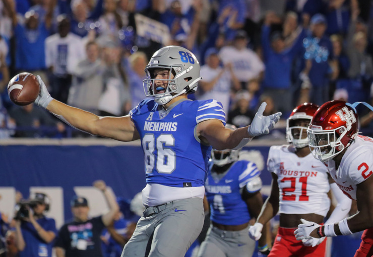 University of Memphis tight end Caden Prieskorn (86) scores a touchdown during a Oct. 7, 2022 game against the University of Houston in Memphis, Tennessee. (Patrick Lantrip/The Daily Memphian)