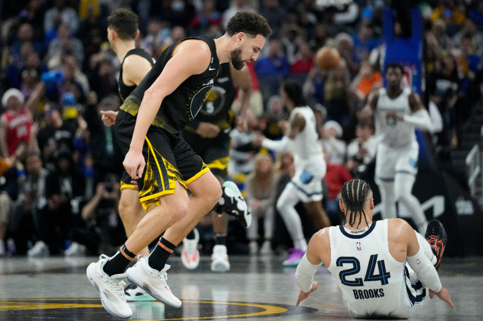 <strong>Golden State Warriors guard Klay Thompson, left, reacts next to Memphis Grizzlies forward Dillon Brooks after scoring during the second half of an NBA basketball game in San Francisco, Sunday, Dec. 25, 2022.</strong> (AP Photo/Godofredo A. V&aacute;squez)