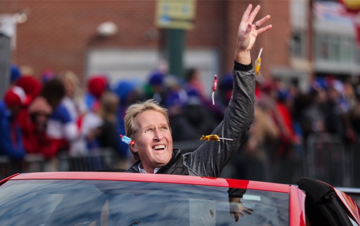 <strong>Memphis Tourism President and CEO Kevin Kane tosses candy to the crowd during the 2022 AutoZone Liberty Bowl Parade on Beale Street on Dec. 27, 2022.</strong> (Patrick Lantrip/The Daily Memphian)