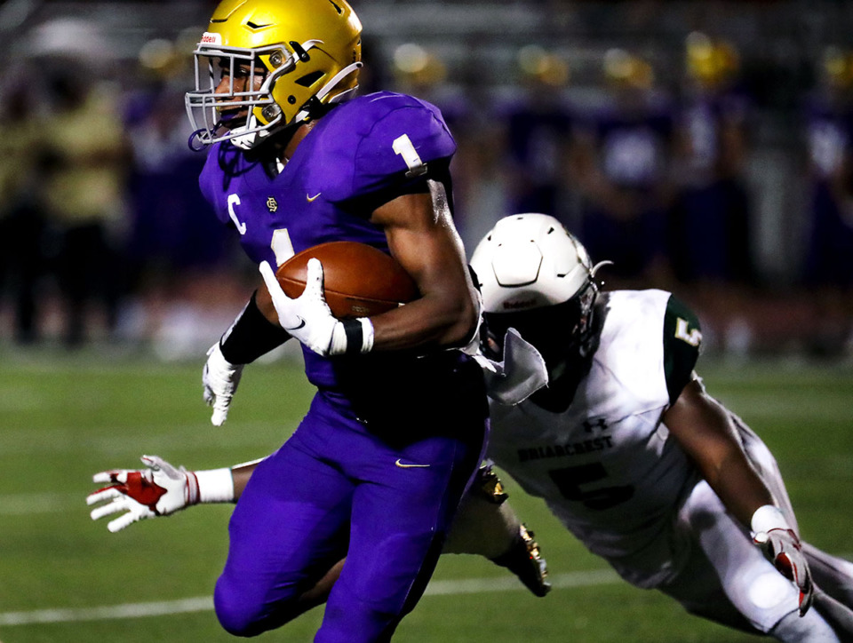 <strong>Christian Brothers High School running back Dallan Hayden (1) evades a tackle during a Sept. 17, 2021 home game against Briarcrest Christian School. Hayden will play with the Buckeyes at the Peach Bowl this year.</strong> (Patrick Lantrip/The Daily Memphian)