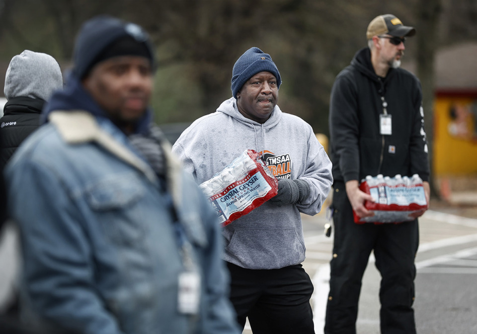 <strong>Volunteers hand out cases of bottled water at a Memphis Light, Gas and Water location in East Shelby Drive, on Monday, Dec. 26. Due to numerous water main beaks, MLGW customers are under a water boil advisory.</strong> (Mark Weber/The Daily Memphian)