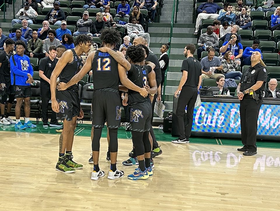 <strong>The University of Memphis Tigers basketball team huddles with DeAndre Williams (12) during the game at Tulane on Jan. 1, 2023.</strong> (Parth Upadhyaya/The Daily Memphian)