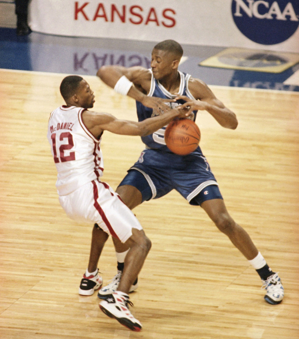 <strong>The University of Memphis will retire Lorenzen Wright&rsquo;s (right) jersey at halftime of the Tulane game on Saturday. Wright has the ball stripped away by Arkansas&rsquo; Clint McDaniel (12) during the NCAA Midwest Regionals at Kansas City, Mo., March 24, 1995.</strong> (Joe Ledford/AP Photo)