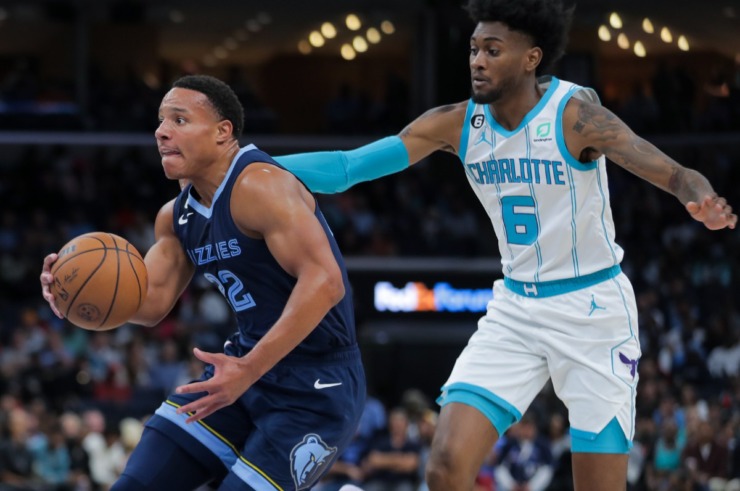 <strong>Memphis Grizzlies guard Desmond Bane (22) drives to the basket during a Nov. 4, 2022 game against the Charlotte Hornets.</strong> (Patrick Lantrip/The Daily Memphian file)