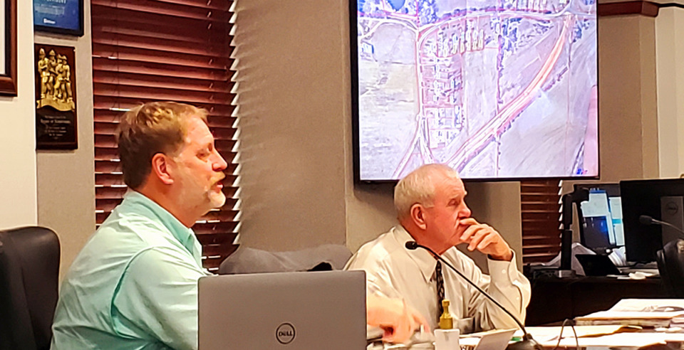 <strong>DeSoto County road manager Robert Jarman (left) discusses old Holly Springs Road address changes with the Board of Supervisors, including Jessie Medlin (right).</strong> (Toni Lepeska/The Daily Memphian)