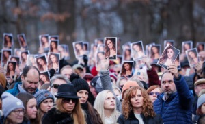 <strong>Mourners hold up pictures of Lisa Marie Presley during a memorial service at Graceland.</strong> (Patrick Lantrip/The Daily Memphian)