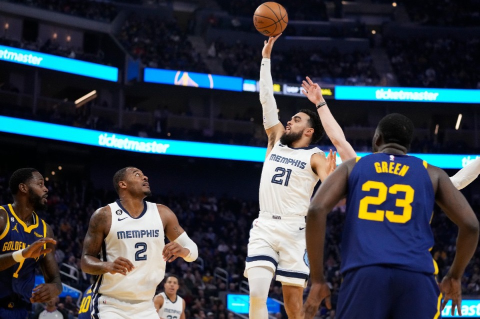 <strong>Memphis Grizzlies guard Tyus Jones (21) shoots against the Golden State Warriors in San Francisco on Jan. 25, 2023.</strong> (Godofredo A. V&aacute;squez/AP)