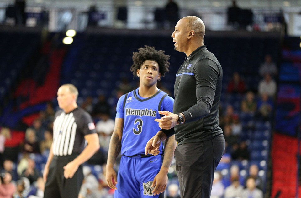 <strong>Memphis head coach Penny Hardaway talks with guard Kendric Davis (3) during the Tigers game against Tulsa in the Reynolds Center on Jan. 29, 2023. Davis led the Tigers to an 80-68 victory.</strong> (Joey Johnson/Special to The Daily Memphian)