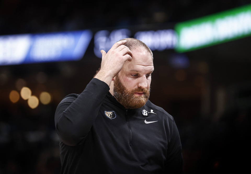 <strong>Memphis Grizzlies head coach Taylor Jenkins scratches his head during a loss to the Phoenix Suns on Dec. 27, 2022.</strong> (Mark Weber/The Daily Memphian)