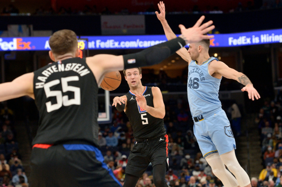 <strong>Los Angeles Clippers guard Luke Kennard (5) passes to center Isaiah Hartenstein (55) ahead of Memphis Grizzlies guard John Konchar (46) in a game from February 2022. Kennard was traded on Thursday from the Clippers to the Grizzlies.&nbsp;</strong> (Brandon Dill/AP)